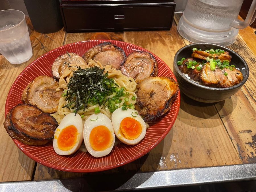 デラックスアブラとトロ肉丼